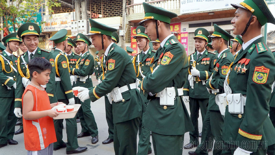 Người dân Điện Biên 'tiếp sức' lực lượng diễu binh, diễu hành- Ảnh 4.