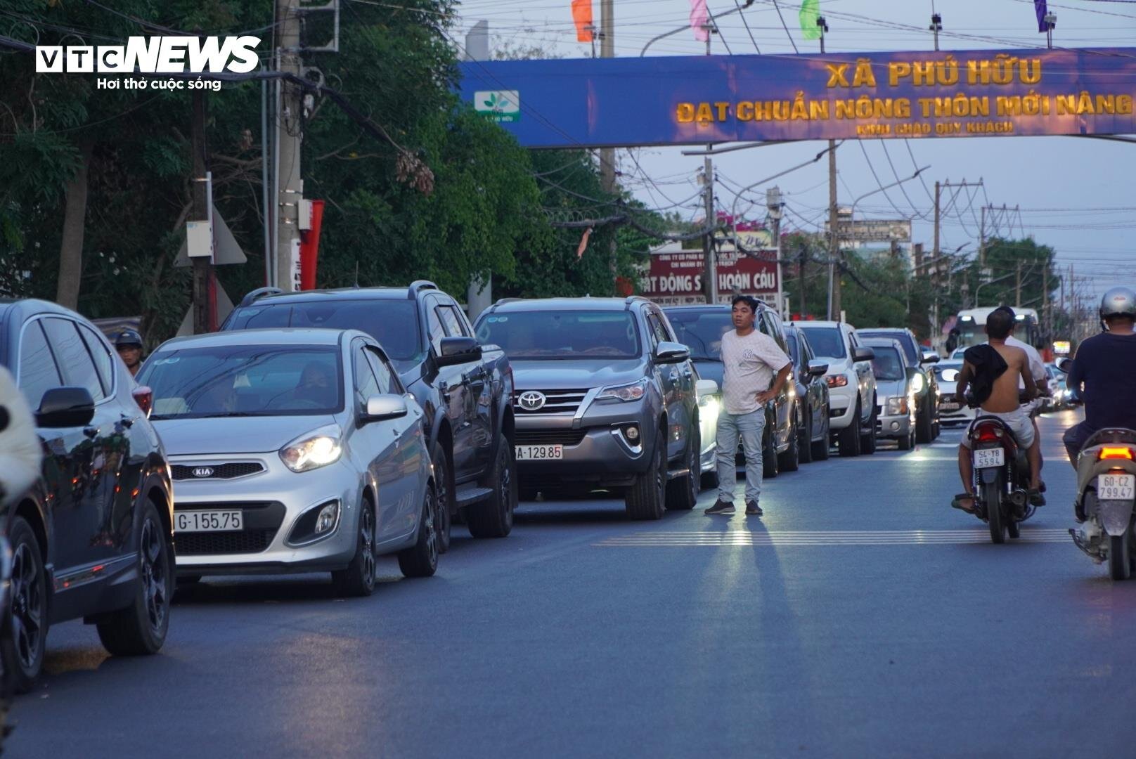 Chưa hết lễ, phà Cát Lái đã kẹt cứng hơn 3km, xe chờ hàng giờ để về TP.HCM- Ảnh 6.