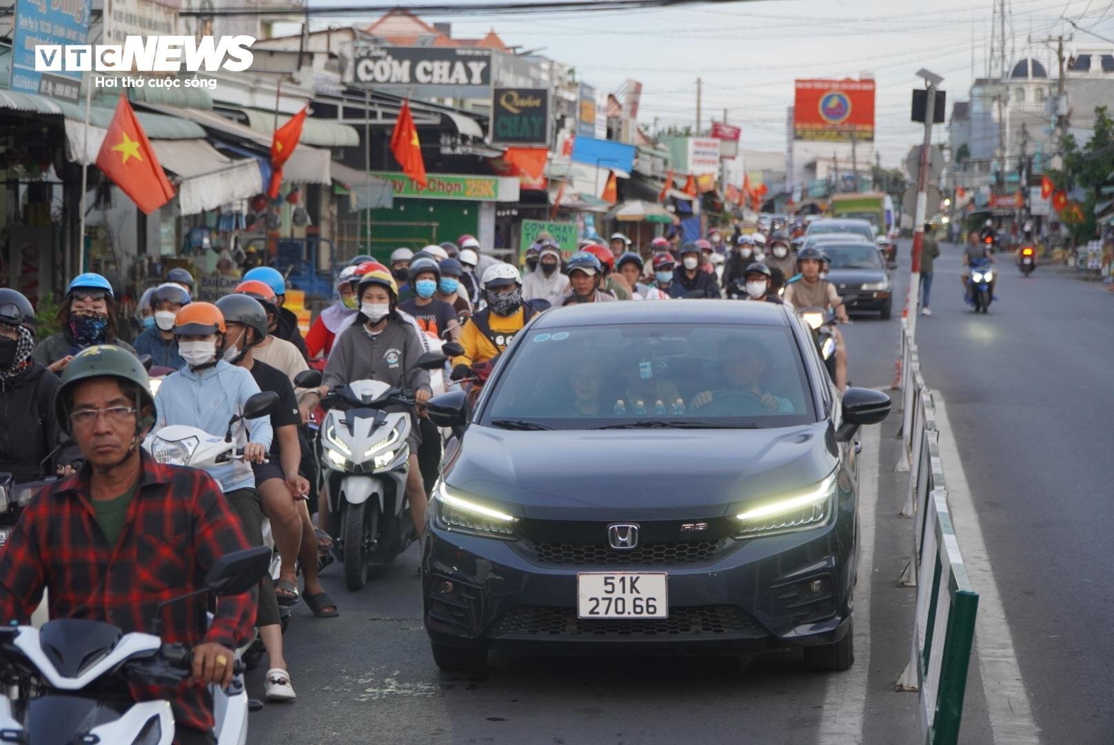 Chưa hết lễ, phà Cát Lái đã kẹt cứng hơn 3km, xe chờ hàng giờ để về TP.HCM- Ảnh 1.