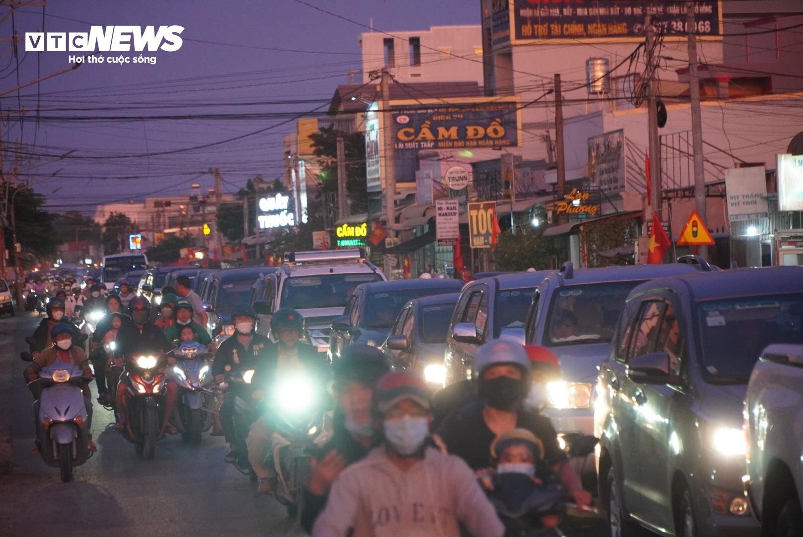 Chưa hết lễ, phà Cát Lái đã kẹt cứng hơn 3km, xe chờ hàng giờ để về TP.HCM- Ảnh 13.