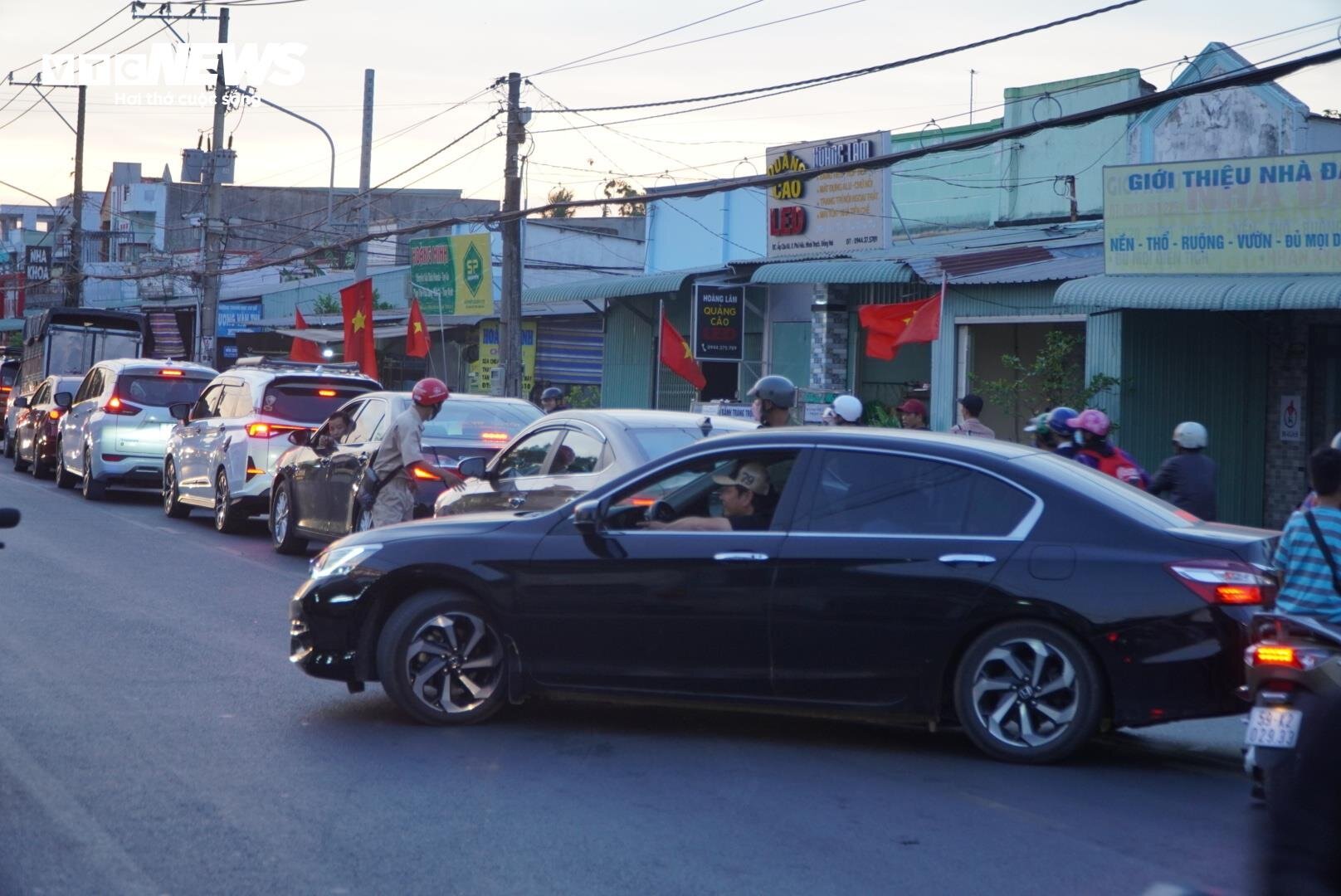 Chưa hết lễ, phà Cát Lái đã kẹt cứng hơn 3km, xe chờ hàng giờ để về TP.HCM- Ảnh 8.