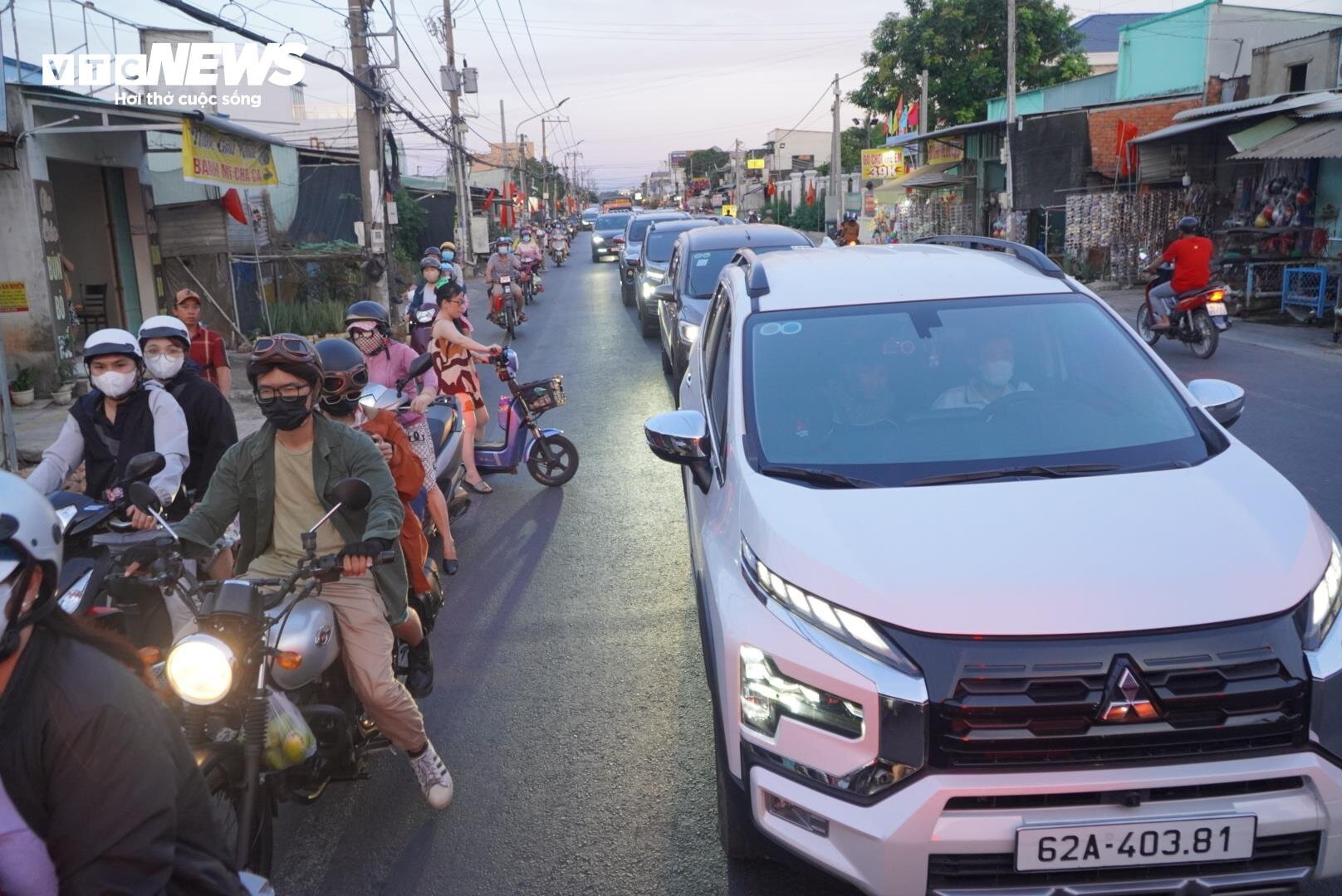 Chưa hết lễ, phà Cát Lái đã kẹt cứng hơn 3km, xe chờ hàng giờ để về TP.HCM- Ảnh 10.