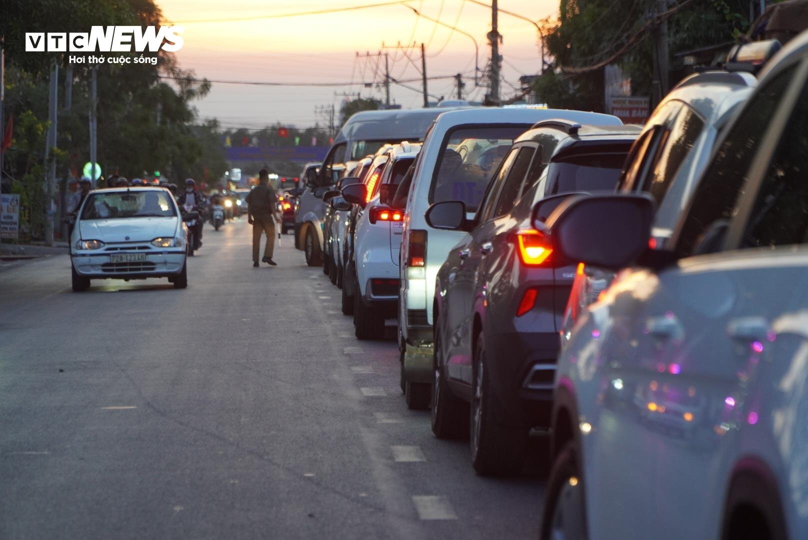 Chưa hết lễ, phà Cát Lái đã kẹt cứng hơn 3km, xe chờ hàng giờ để về TP.HCM- Ảnh 11.