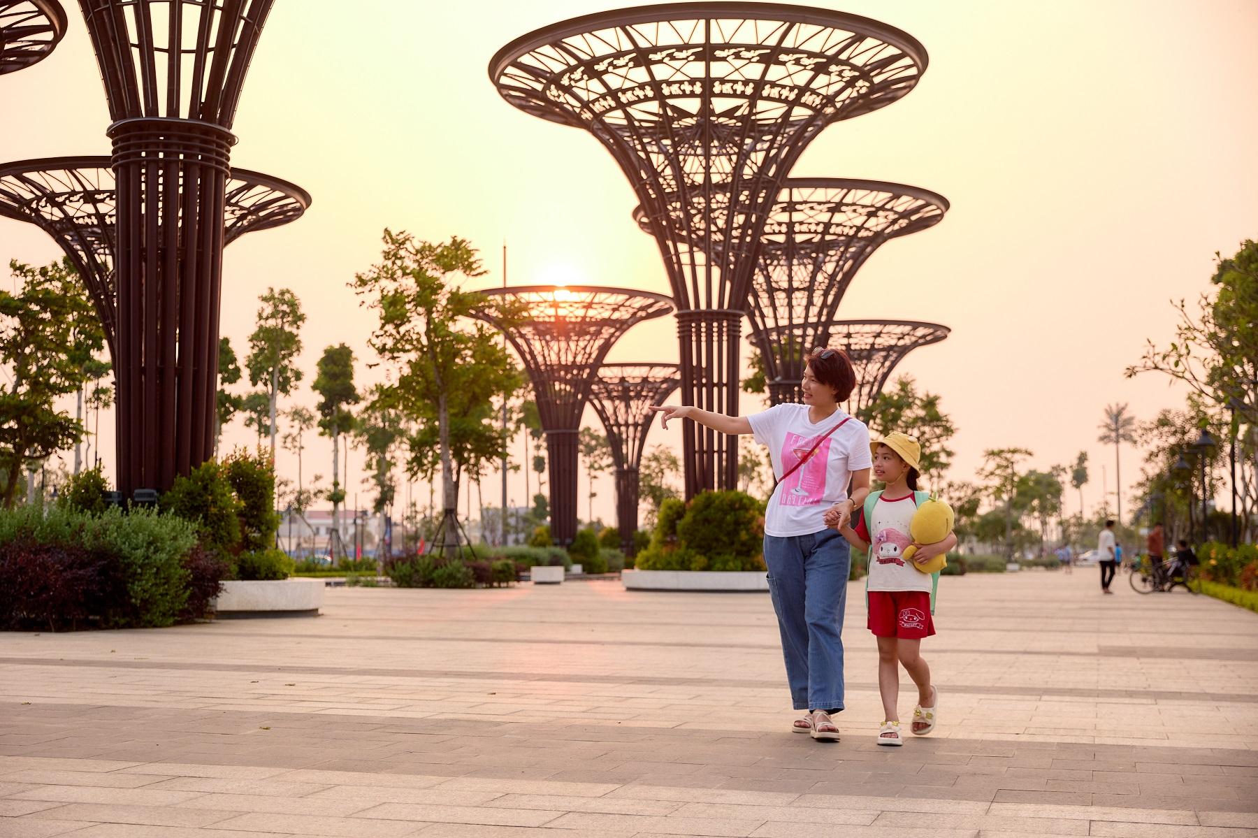 Hàng trăm ngàn người háo hức ngắm pháo hoa, vui chơi tại quảng trường biển Sầm Sơn- Ảnh 4.