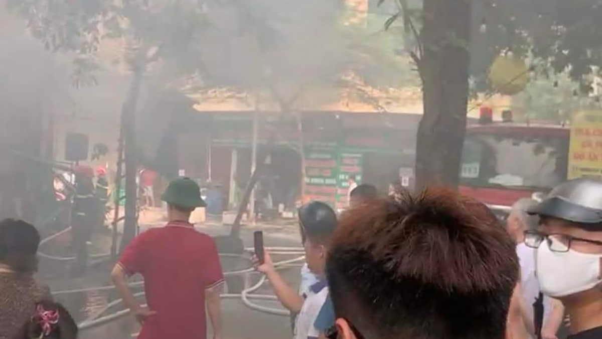 5 ki ốt tại đường Phạm Văn Đồng, Hà Nội bốc cháy khi chủ nhà về quê nghỉ lễ- Ảnh 2.