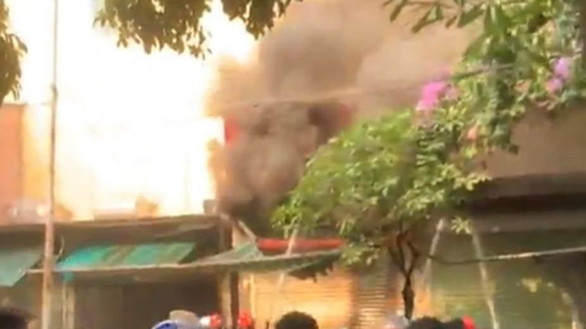 5 ki ốt tại đường Phạm Văn Đồng, Hà Nội bốc cháy khi chủ nhà về quê nghỉ lễ- Ảnh 1.