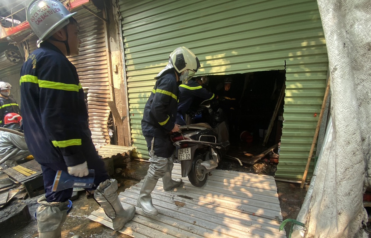 5 ki ốt tại đường Phạm Văn Đồng, Hà Nội bốc cháy khi chủ nhà về quê nghỉ lễ- Ảnh 7.