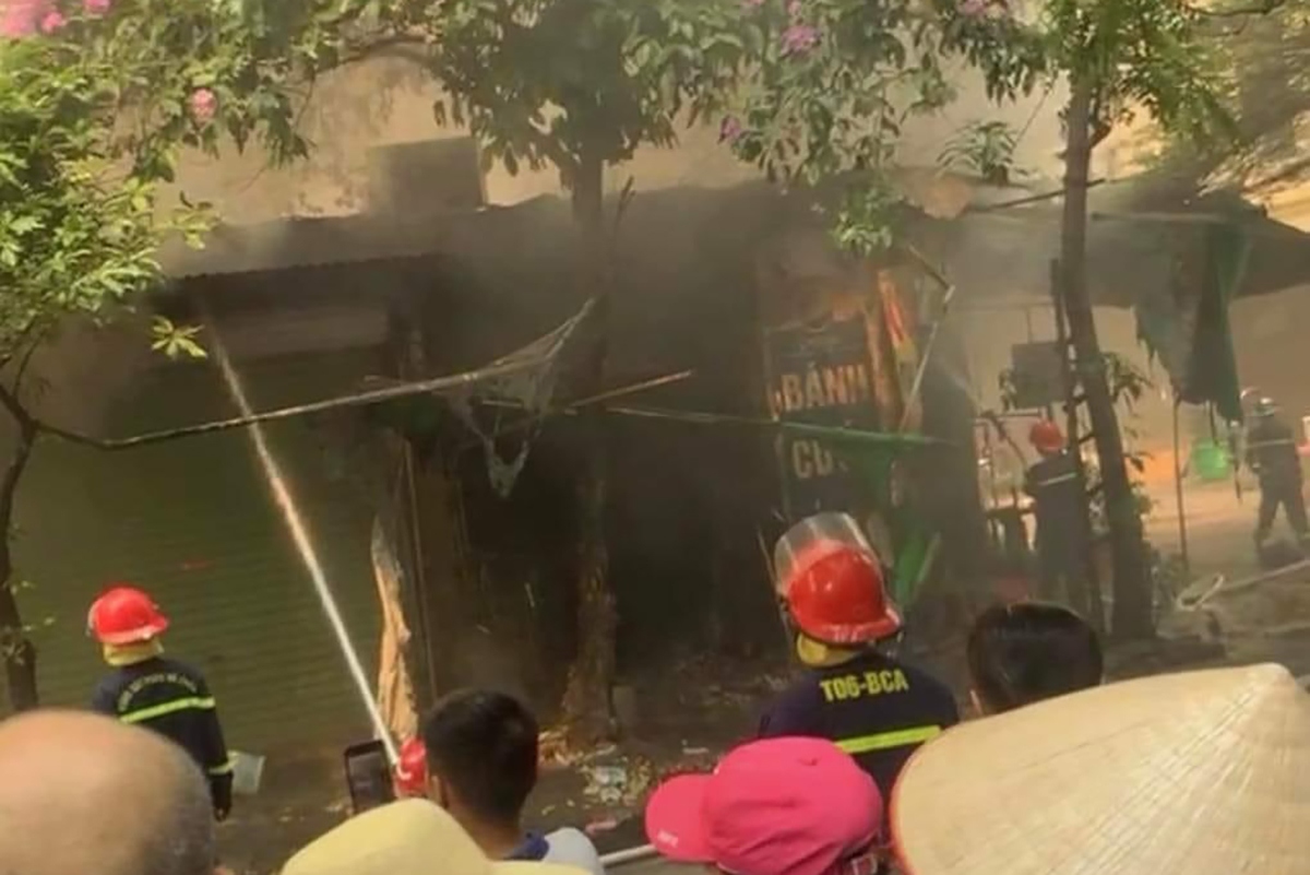 5 ki ốt tại đường Phạm Văn Đồng, Hà Nội bốc cháy khi chủ nhà về quê nghỉ lễ- Ảnh 3.