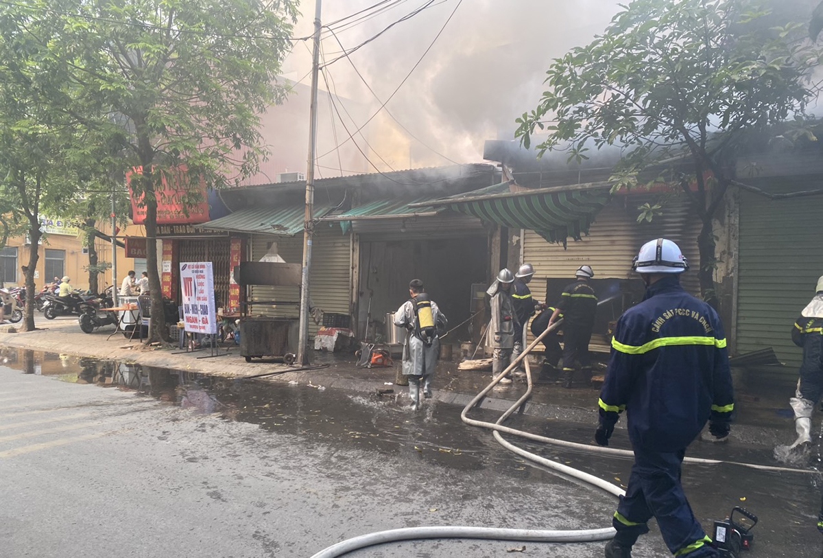 5 ki ốt tại đường Phạm Văn Đồng, Hà Nội bốc cháy khi chủ nhà về quê nghỉ lễ- Ảnh 6.