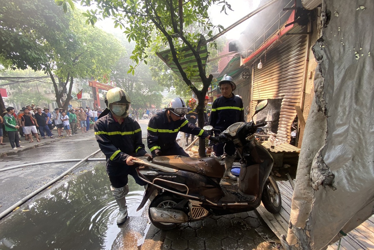 5 ki ốt tại đường Phạm Văn Đồng, Hà Nội bốc cháy khi chủ nhà về quê nghỉ lễ- Ảnh 8.