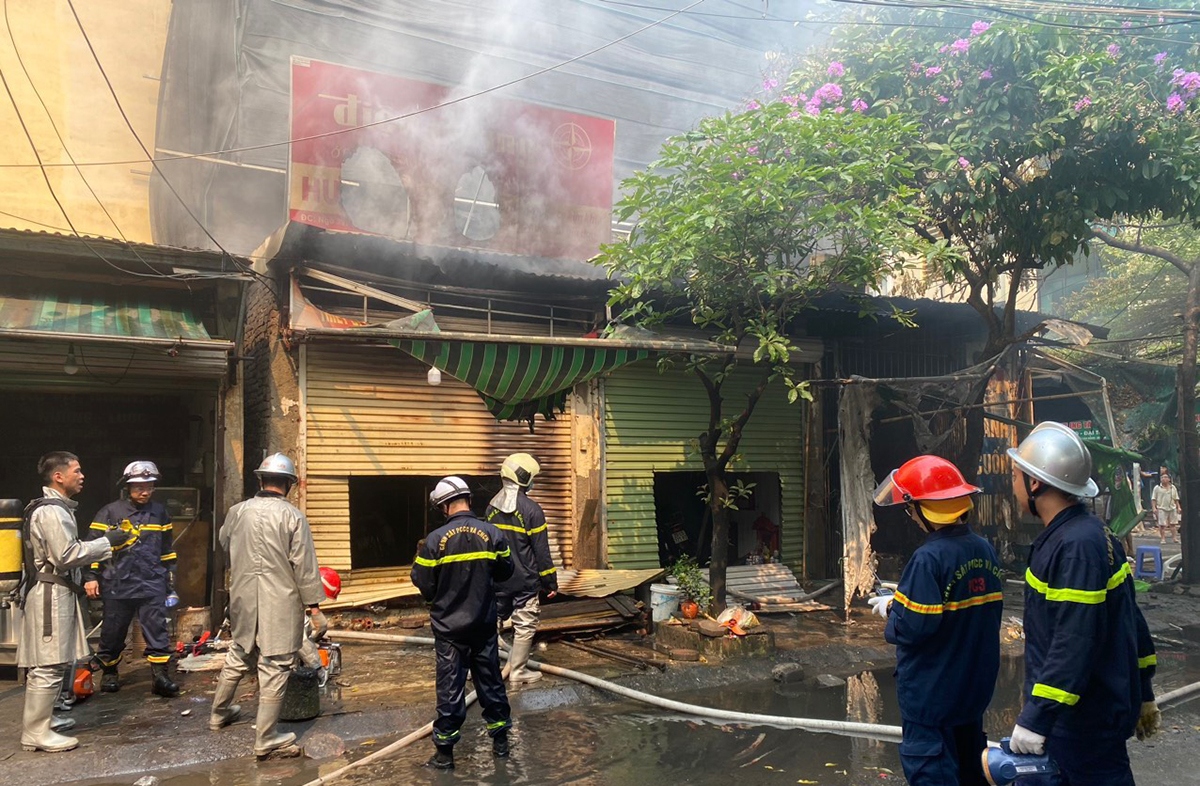 5 ki ốt tại đường Phạm Văn Đồng, Hà Nội bốc cháy khi chủ nhà về quê nghỉ lễ- Ảnh 5.