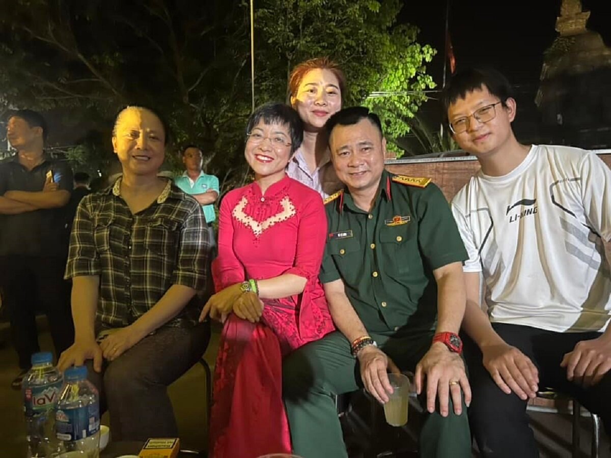 Sao Việt 30/4: MC Thảo Vân hội ngộ NSND Tự Long, Hòa Minzy đi bar cùng Đức Phúc- Ảnh 1.
