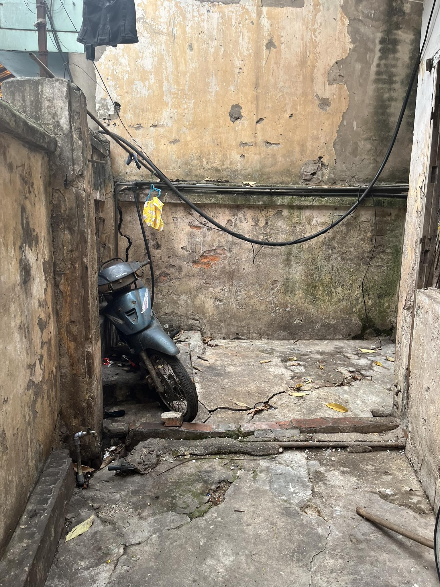 Hàng xóm nhà bà lão Hàng xóm nhà bà lão