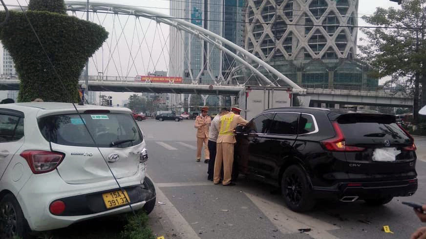Ảnh TNGT: Honda CR-V ủi tung Hyundai Grand i10 lên dản phân cách- Ảnh 5.