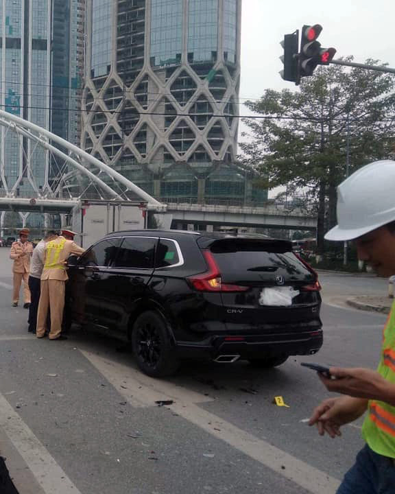 Ảnh TNGT: Honda CR-V ủi tung Hyundai Grand i10 lên dản phân cách- Ảnh 7.