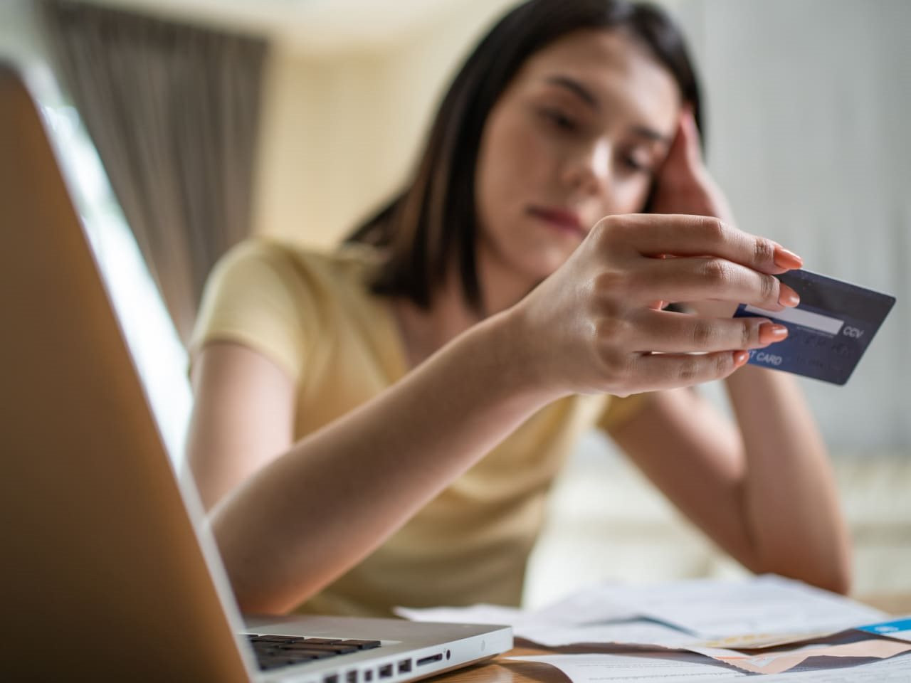 Tỉnh táo đi, đây là 3 cách khiến bạn rất dễ trở thành “chúa chổm” thông qua thẻ tín dụng- Ảnh 1.