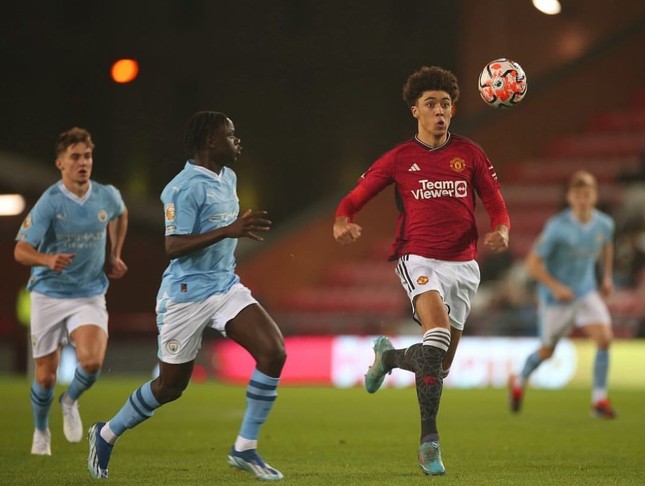 Cầu thủ gốc Malaysia được HLV Ten Hag đôn lên đội 1 MU- Ảnh 2.