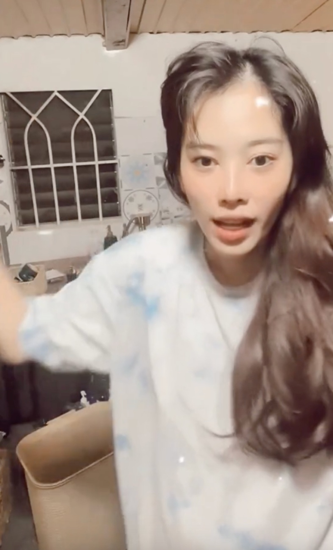 Fan khóc khi xem Nam Em hát live lần cuối trước khi dọn đồ lên Đà Lạt- Ảnh 2.