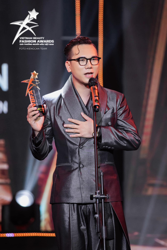 Sau lùm xùm với studio cũ, Quang Hải và Chu Thanh Huyền mời hẳn nhiếp ảnh gia nổi tiếng từ TP.HCM chụp ảnh cưới ngày 6/4- Ảnh 2.