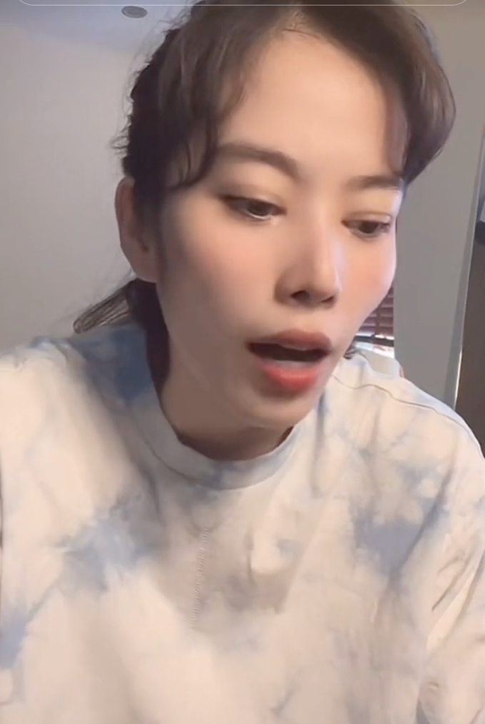 Fan khóc khi xem Nam Em hát live lần cuối trước khi dọn đồ lên Đà Lạt- Ảnh 1.