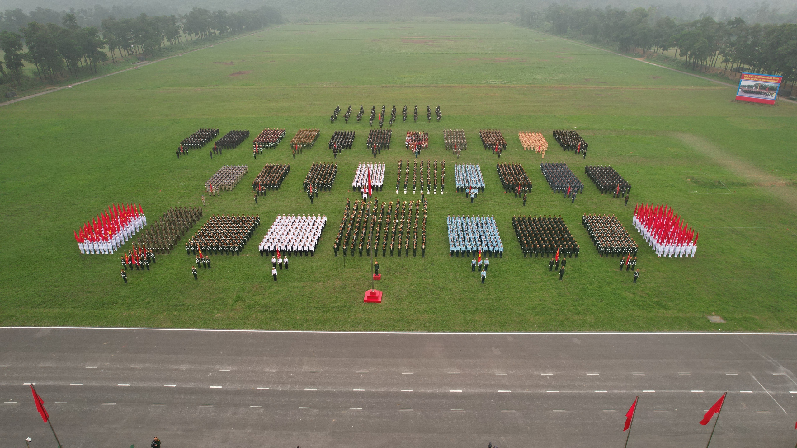 Ngắm nữ chiến sĩ cùng hàng nghìn người luyện diễu binh kỷ niệm 70 năm Chiến thắng Điện Biên Phủ- Ảnh 1.