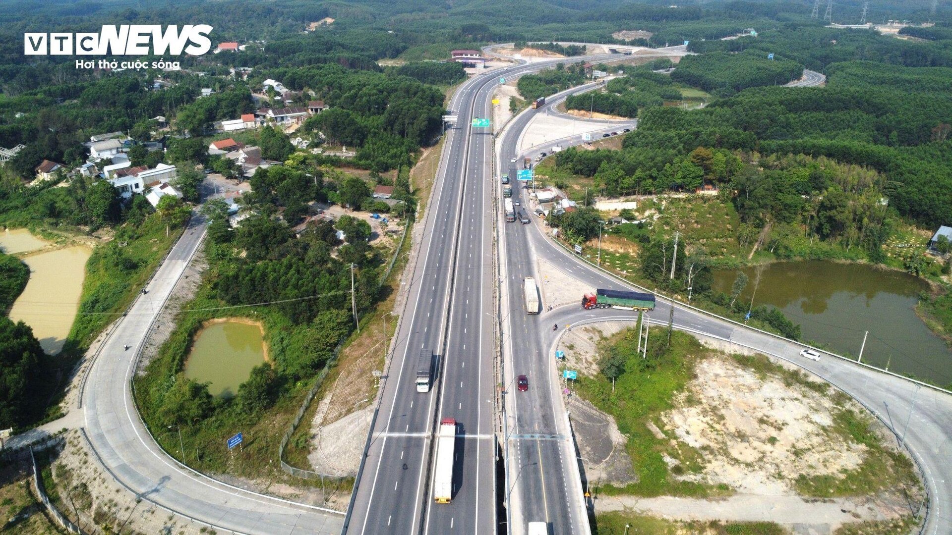 Ngày đầu cấm xe tải nặng tại cao tốc Cam Lộ-La Sơn: Nhiều xe phải quay đầu- Ảnh 1.