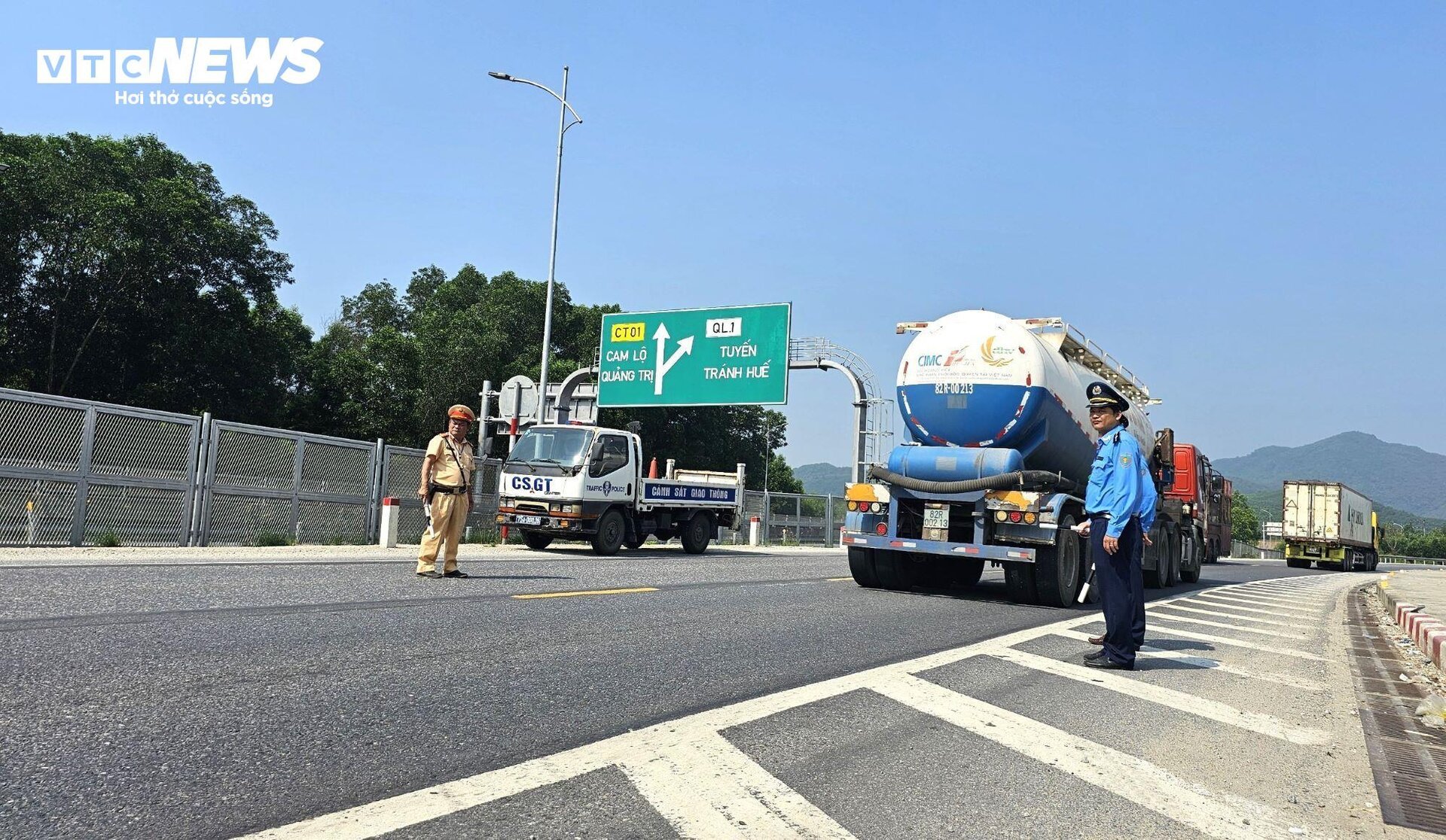 Ngày đầu cấm xe tải nặng tại cao tốc Cam Lộ-La Sơn: Nhiều xe phải quay đầu- Ảnh 4.
