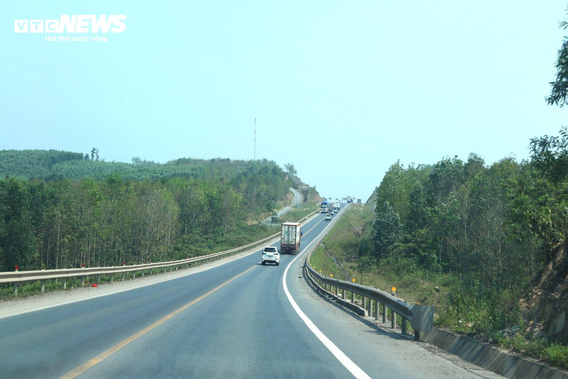 Ngày đầu cấm xe tải nặng tại cao tốc Cam Lộ-La Sơn: Nhiều xe phải quay đầu- Ảnh 2.