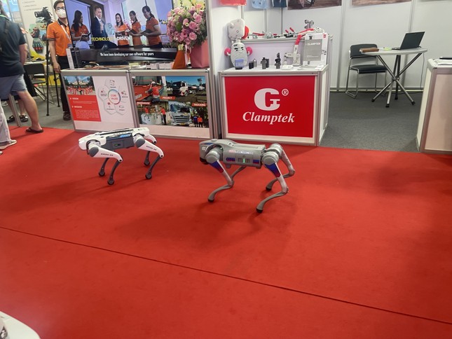 Robot ch&oacute; của Việt Nam 'khuấy động' Hội chợ Thương mại Quốc tế- Ảnh 1.