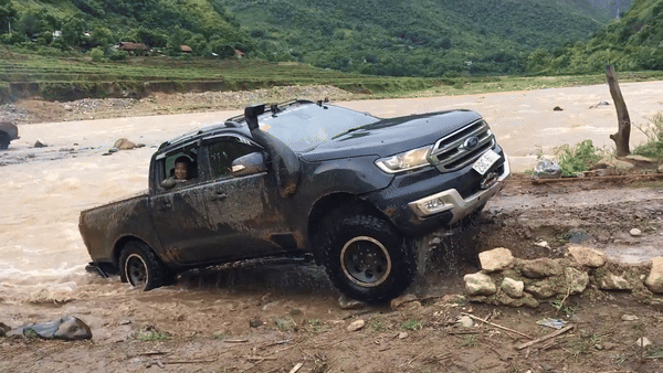 Bớt xem YouTube và quảng cáo lại, tay đua Việt đăng video Ranger vượt suối kèm 5 quy tắc để tránh thủy kích khi lái xe qua đường ngập nước- Ảnh 6.