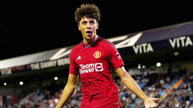 Cầu thủ gốc Malaysia được HLV Ten Hag đôn lên đội 1 MU- Ảnh 1.