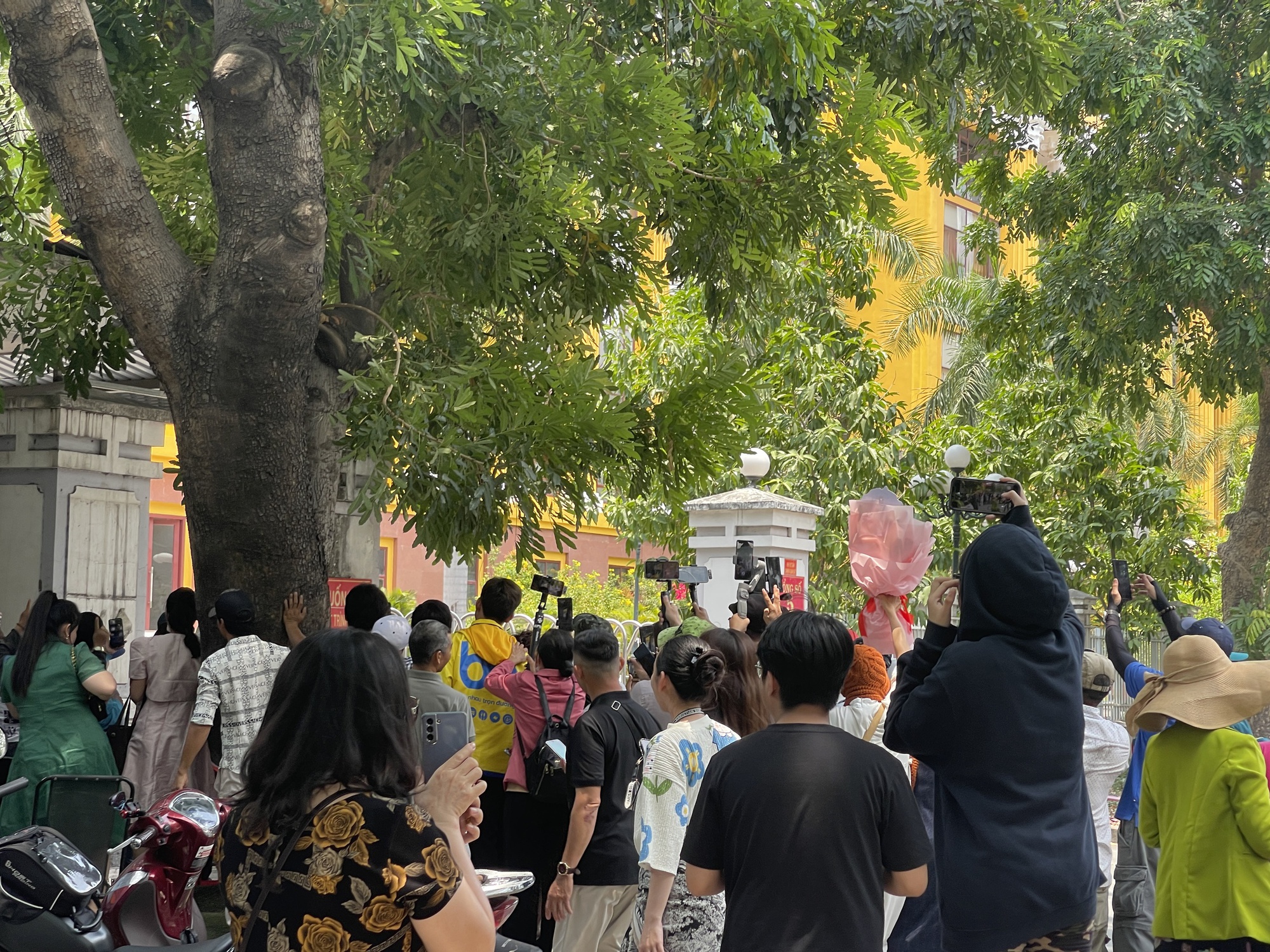 CLIP: Xét xử vụ án bà Nguyễn Phương Hằng, hàng trăm Youtuber tụ tập trước toà- Ảnh 5. CLIP: Xét xử vụ án bà Nguyễn Phương Hằng, hàng trăm Youtuber tụ tập trước toà- Ảnh 5.