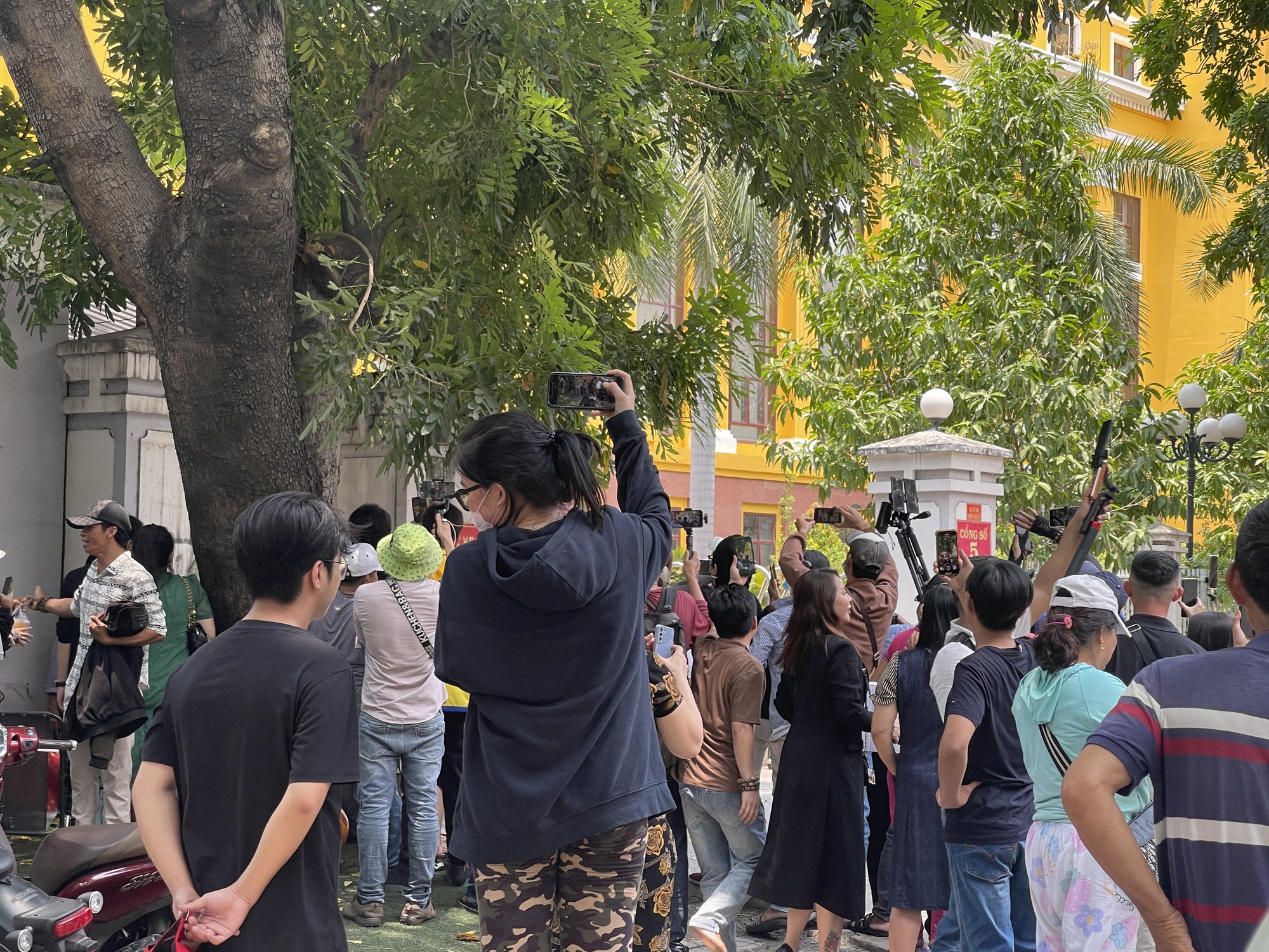 CLIP: Xét xử vụ án bà Nguyễn Phương Hằng, hàng trăm Youtuber tụ tập trước toà- Ảnh 1. CLIP: Xét xử vụ án bà Nguyễn Phương Hằng, hàng trăm Youtuber tụ tập trước toà- Ảnh 1.