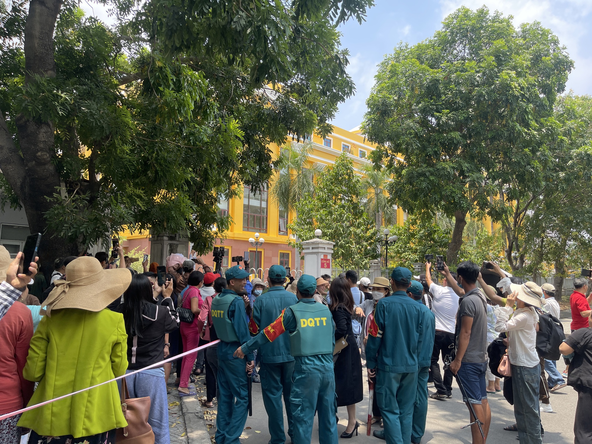 CLIP: Xét xử vụ án bà Nguyễn Phương Hằng, hàng trăm Youtuber tụ tập trước toà- Ảnh 2. CLIP: Xét xử vụ án bà Nguyễn Phương Hằng, hàng trăm Youtuber tụ tập trước toà- Ảnh 2.