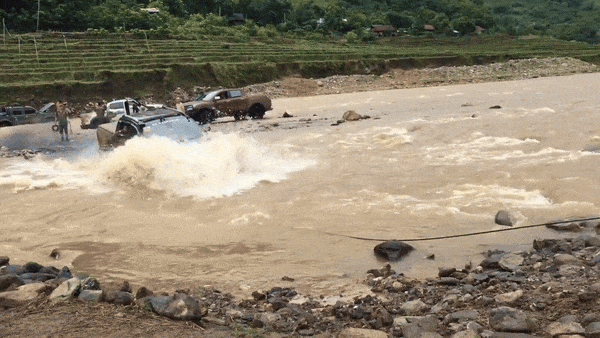 Bớt xem YouTube và quảng cáo lại, tay đua Việt đăng video Ranger vượt suối kèm 5 quy tắc để tránh thủy kích khi lái xe qua đường ngập nước- Ảnh 1.