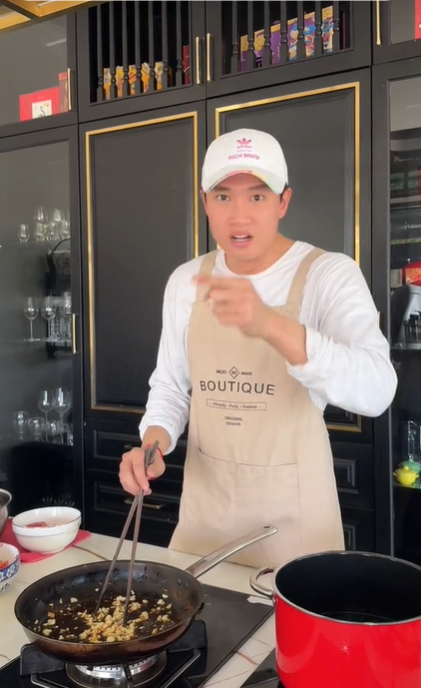 &Ocirc;ng chủ biệt thự 40 tỷ ở khu nh&agrave; gi&agrave;u tiết lộ t&iacute;nh c&aacute;ch gia trưởng: Kh&ocirc;ng cho bạn g&aacute;i nấu ăn, rửa b&aacute;t v&agrave; đi kiếm tiền!- Ảnh 1.