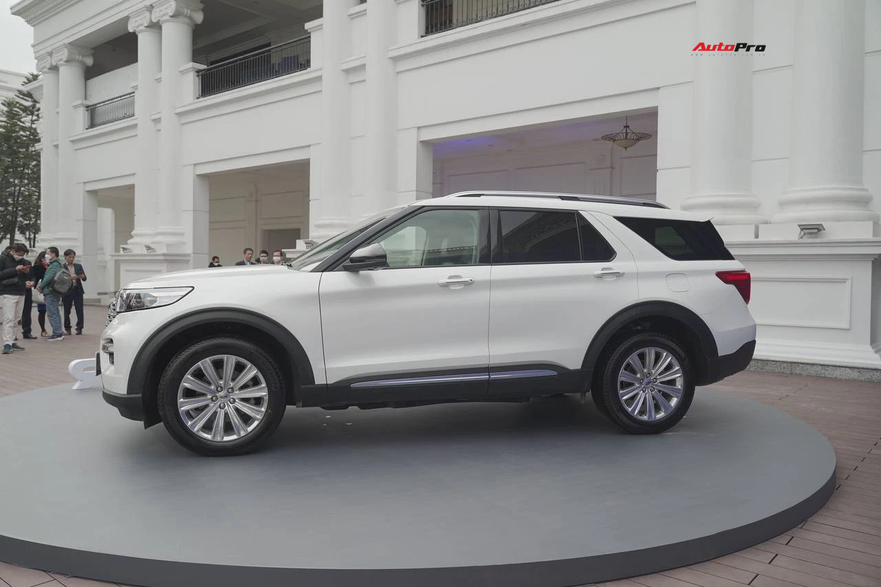 Chọn VW Teramont 'full option' vừa ra mắt hay tiết kiệm 140 triệu lấy Ford Explorer, bảng so sánh này sẽ cho bạn thấy đắt chưa chắc xắt ra miếng- Ảnh 4. Chọn VW Teramont 'full option' vừa ra mắt hay tiết kiệm 140 triệu lấy Ford Explorer, bảng so sánh này sẽ cho bạn thấy đắt chưa chắc xắt ra miếng- Ảnh 4.