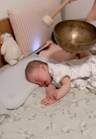 Con đang khóc ngằn ngặt, bố gõ 3 tiếng chuông đồng liền im thin thít, điều kì diệu hay bí ẩn gì phía sau?- Ảnh 3.