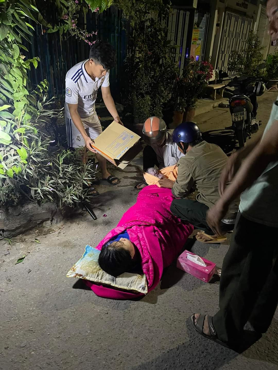 Công an xã và dân phòng cứu sản phụ đẻ rơi dọc đường lúc nửa đêm- Ảnh 1.