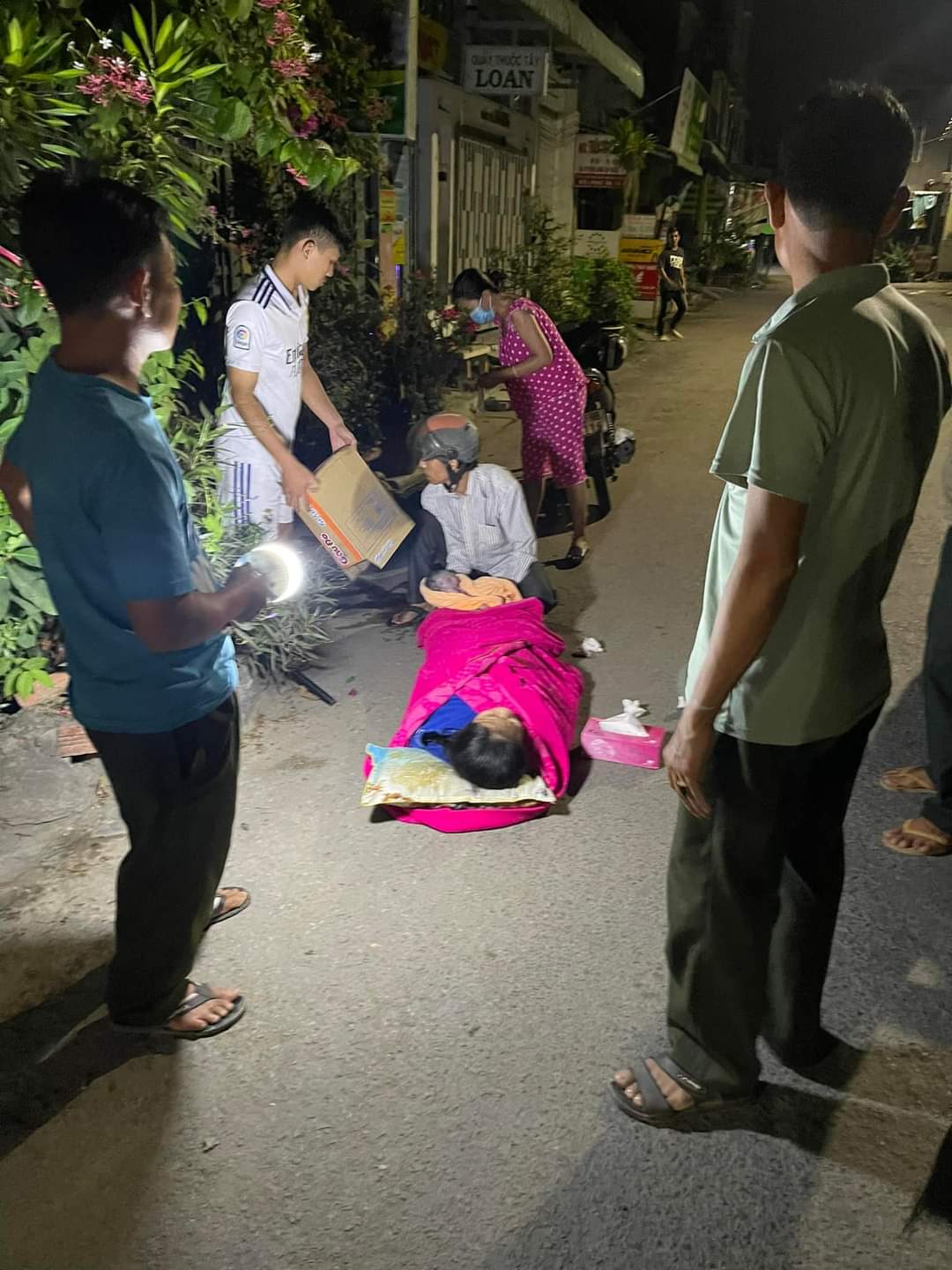 Công an xã và dân phòng cứu sản phụ đẻ rơi dọc đường lúc nửa đêm- Ảnh 2.