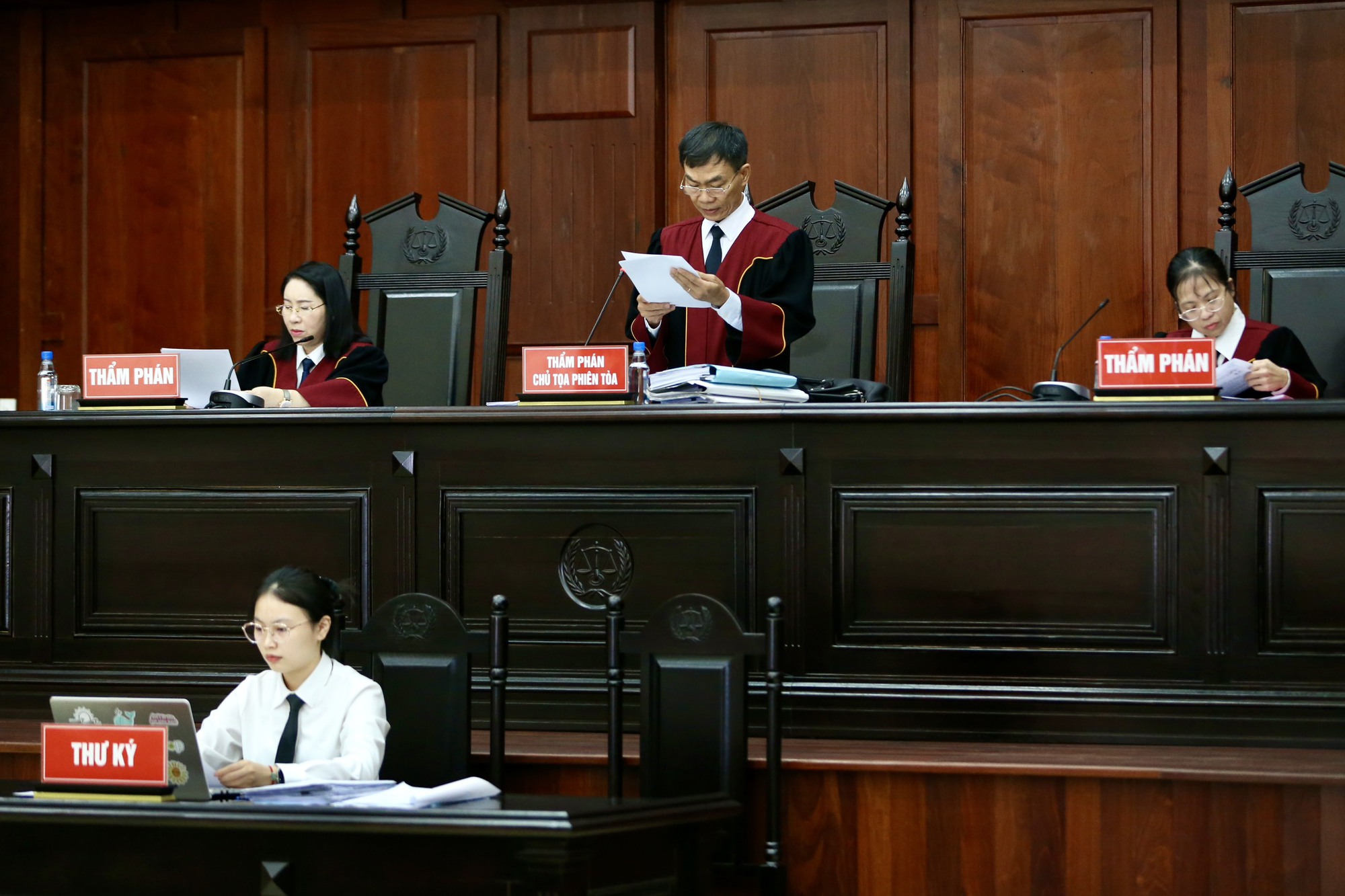 Hình ảnh bà Nguyễn Phương Hằng tại tòa sáng nay- Ảnh 1. Hình ảnh bà Nguyễn Phương Hằng tại tòa sáng nay- Ảnh 1.