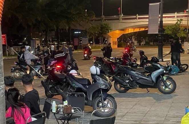 Truy bắt nhóm thanh thiếu niên mang dao phóng lợn đuổi chém nhau ở Đà Nẵng- Ảnh 2. Truy bắt nhóm thanh thiếu niên mang dao phóng lợn đuổi chém nhau ở Đà Nẵng- Ảnh 2.
