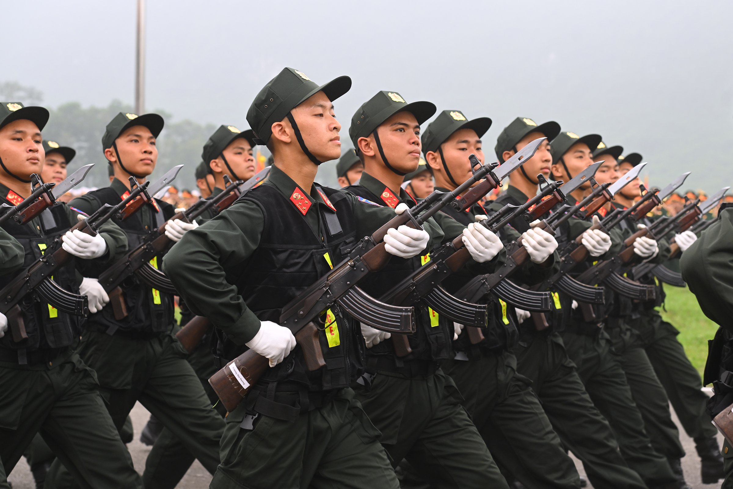 Ngắm nữ chiến sĩ cùng hàng nghìn người luyện diễu binh kỷ niệm 70 năm Chiến thắng Điện Biên Phủ- Ảnh 4.