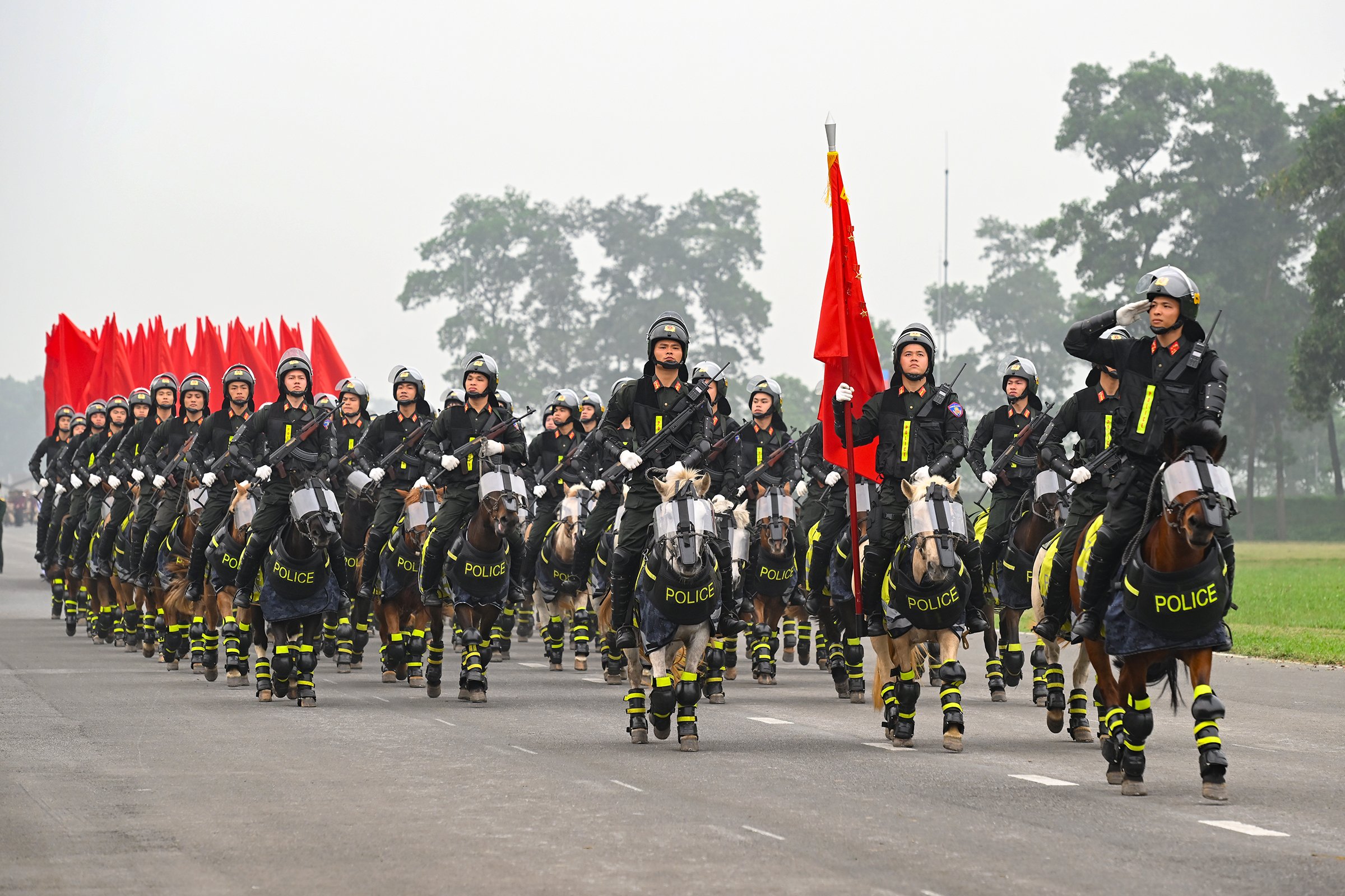 Ngắm nữ chiến sĩ cùng hàng nghìn người luyện diễu binh kỷ niệm 70 năm Chiến thắng Điện Biên Phủ- Ảnh 5.