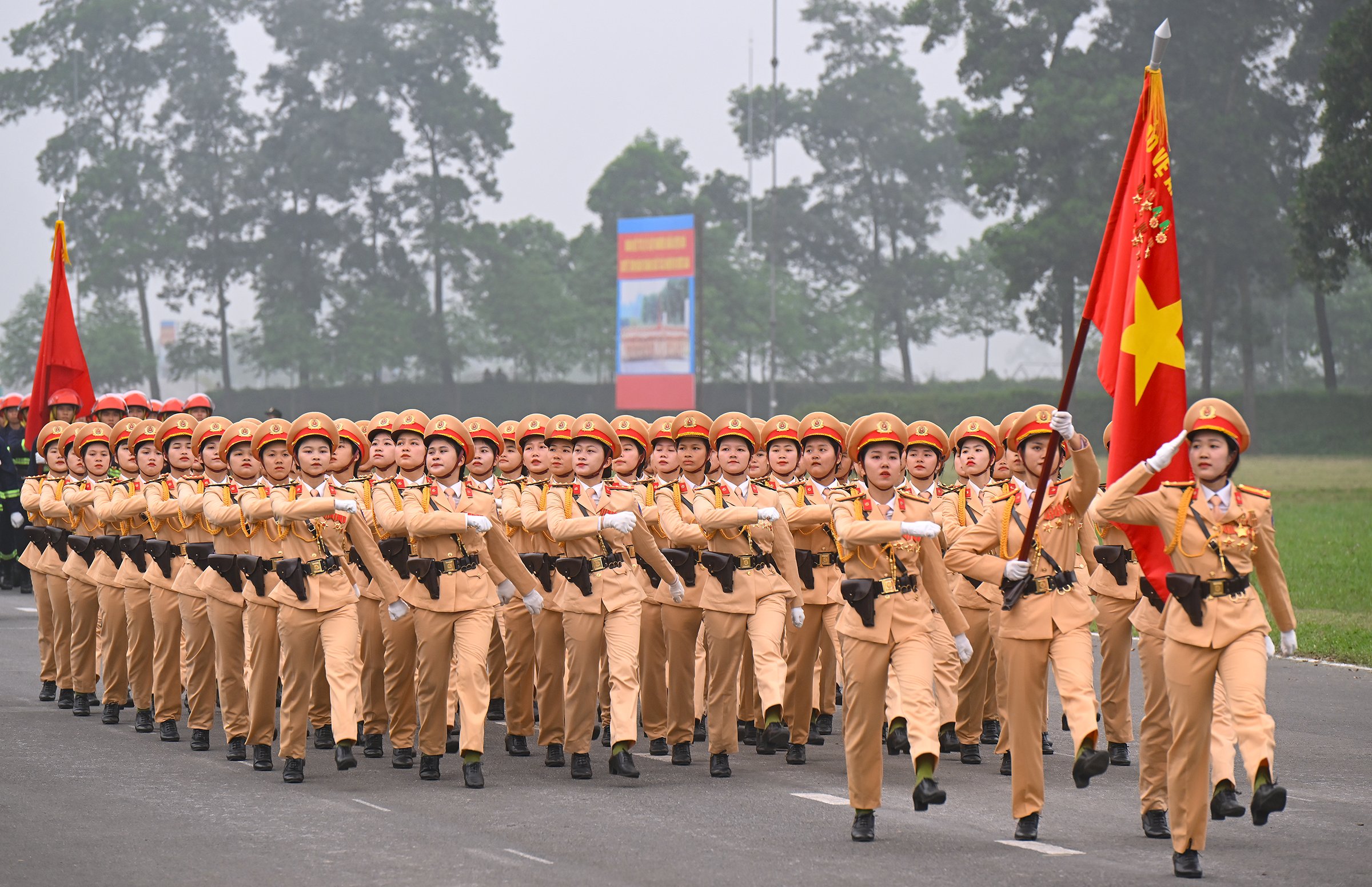 Ngắm nữ chiến sĩ cùng hàng nghìn người luyện diễu binh kỷ niệm 70 năm Chiến thắng Điện Biên Phủ- Ảnh 6.