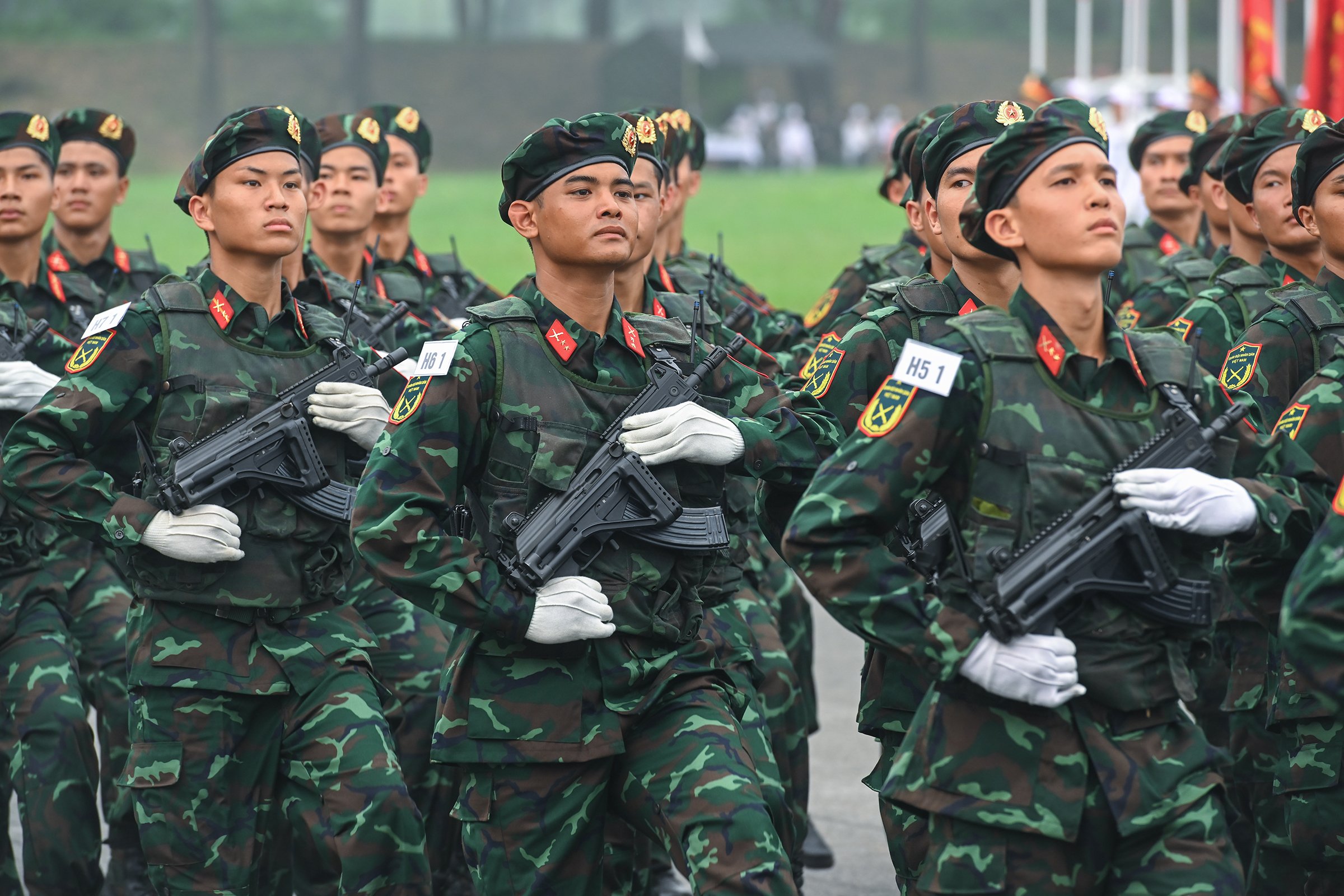 Ngắm nữ chiến sĩ cùng hàng nghìn người luyện diễu binh kỷ niệm 70 năm Chiến thắng Điện Biên Phủ- Ảnh 8.