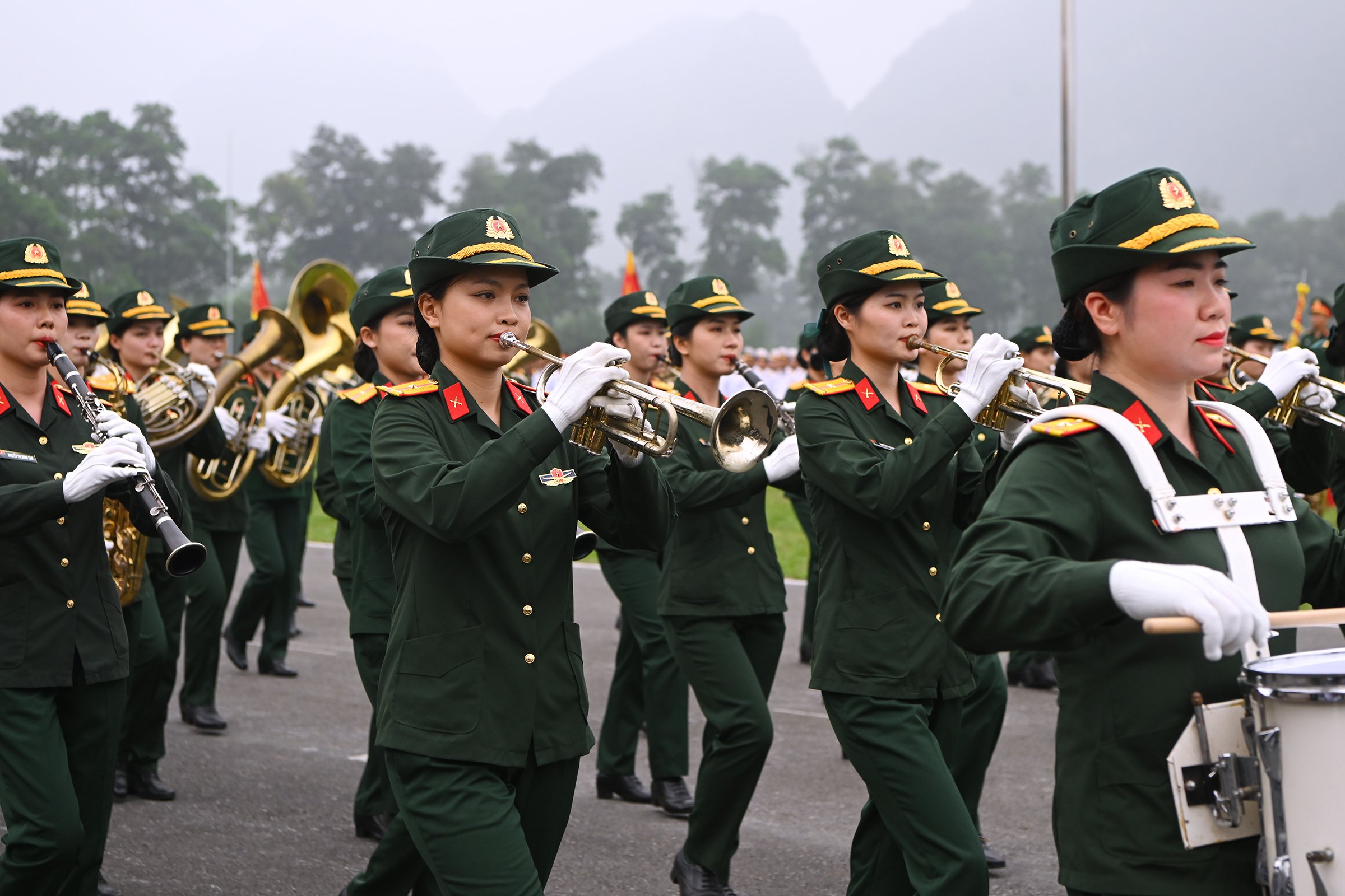 Ngắm nữ chiến sĩ cùng hàng nghìn người luyện diễu binh kỷ niệm 70 năm Chiến thắng Điện Biên Phủ- Ảnh 9.