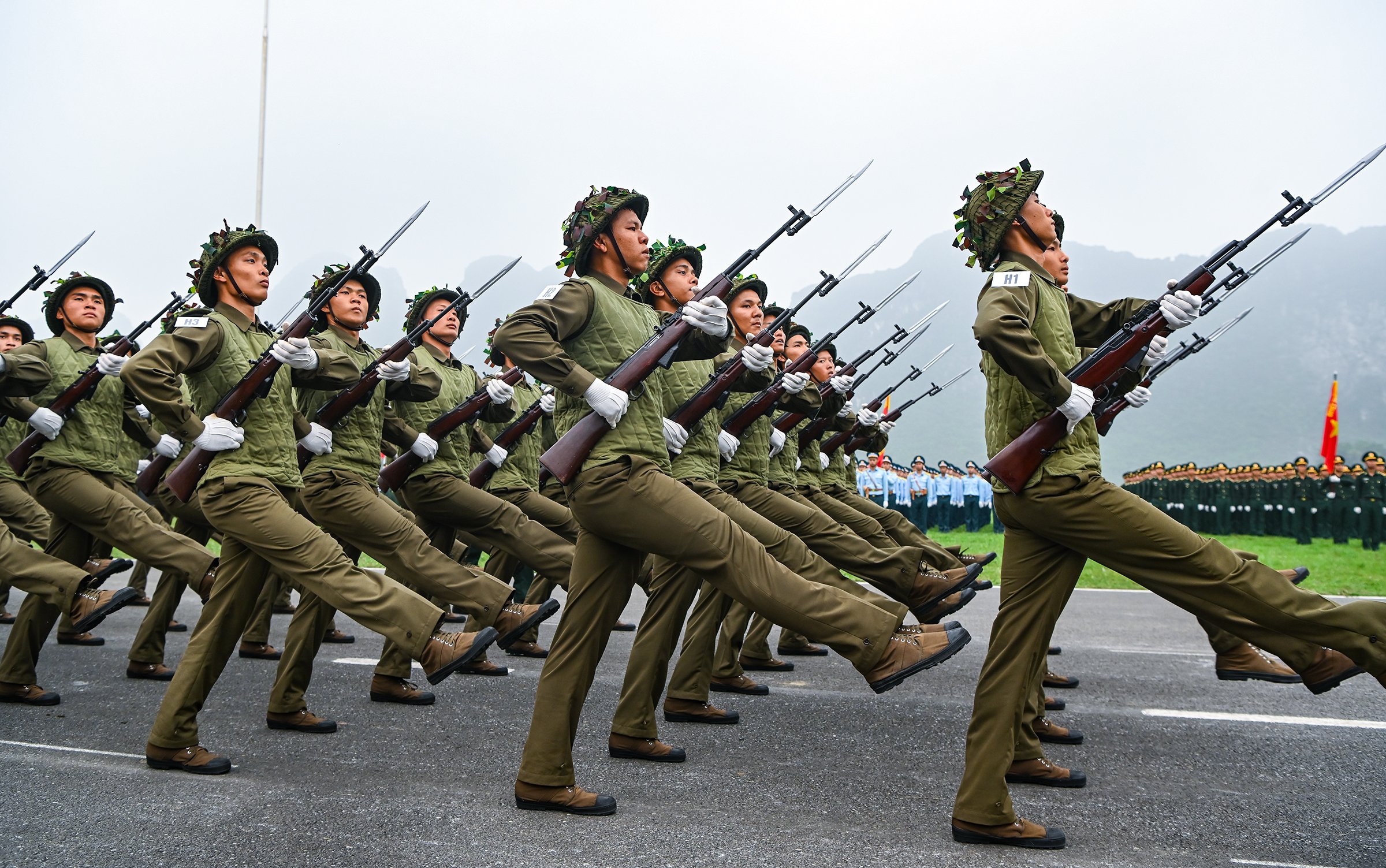 Ngắm nữ chiến sĩ cùng hàng nghìn người luyện diễu binh kỷ niệm 70 năm Chiến thắng Điện Biên Phủ- Ảnh 10.
