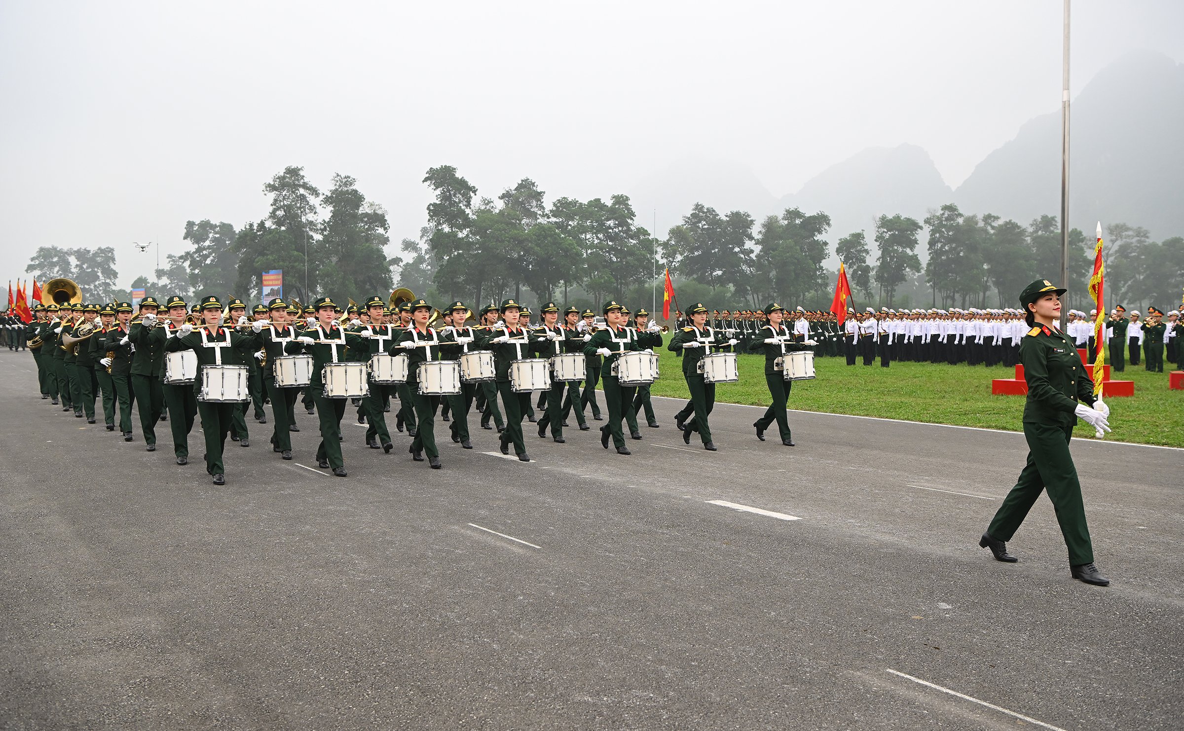 Ngắm nữ chiến sĩ cùng hàng nghìn người luyện diễu binh kỷ niệm 70 năm Chiến thắng Điện Biên Phủ- Ảnh 12.