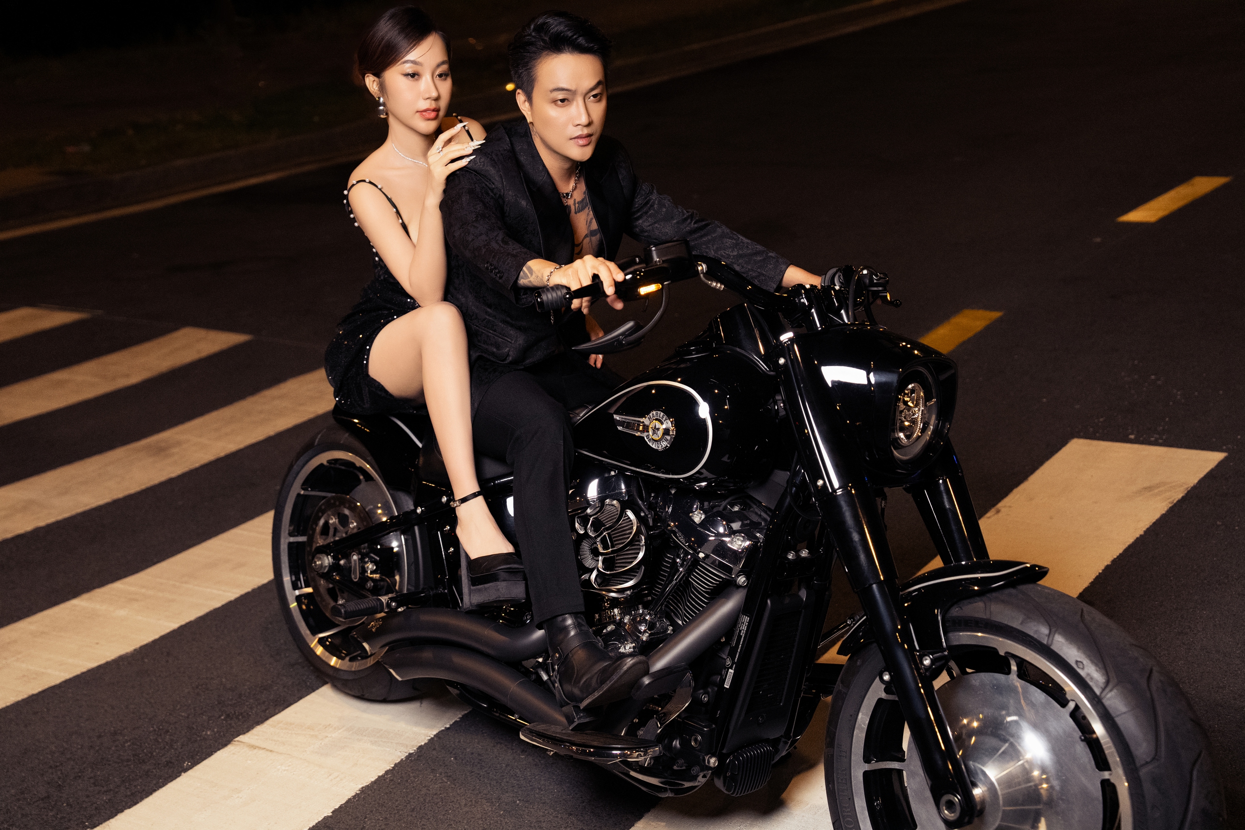 Loạt ảnh cưới siêu gợi cảm của ca sĩ TiTi (HKT) và nữ DJ Nhung Babie- Ảnh 2.